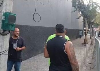 Entorno de São Januário conta com controle de acesso exclusivo para torcedores que possuem ingresso; assista aos vídeos