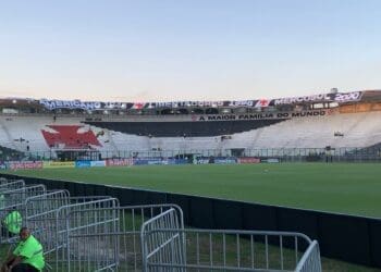 Veja faixa em São Januário destacando os títulos continentais do Vasco.