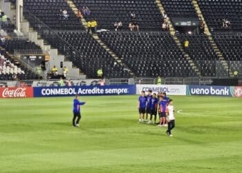 Jogadores do Puerto Cabello posam para fotos no gramado de São Januário