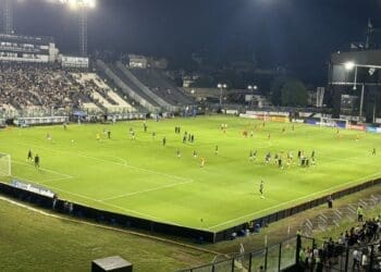 Jogadores do Vasco realizam aquecimento em São Januário; confira a foto.