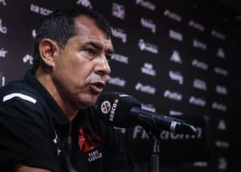 Carille provavelmente não permanecerá no Vasco após a partida desta terça-feira, afirma jornalista; novo treinador já estaria preparado.