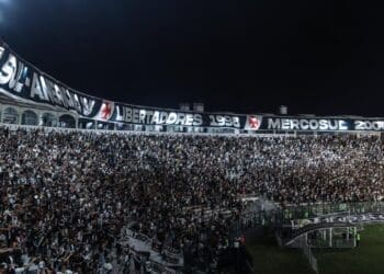 Vasco compartilha imagens de fãs em São Januário: ‘A mais fiel sempre ao nosso lado’