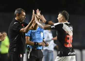 Vegetti e Philippe Coutinho apoiam o coach Carille, que tem sofrido críticas da torcida do Vasco.