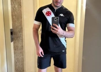 Cantor Jonas Esticado compartilha imagem usando camisa do Vasco