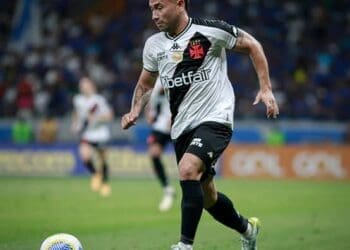 Jean David ainda não recebeu nenhuma proposta para sua saída do Vasco.