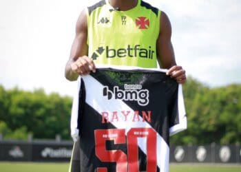Vasco presta homenagem a Rayan pelos 50 jogos disputados com a camisa do clube