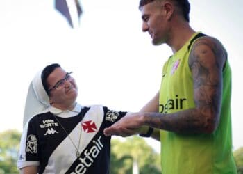 Irmã Elaine visitou o CT Moacyr Barbosa e teve uma conversa com os jogadores; confira as fotos.