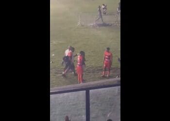 Jogadores do Puerto Cabello formaram fila para tirar fotos com Philippe Coutinho em São Januário; confira o vídeo.