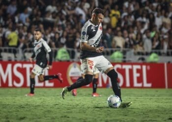 Hugo Moura se destaca no Vasco como jogador crucial para o técnico Fábio Carille