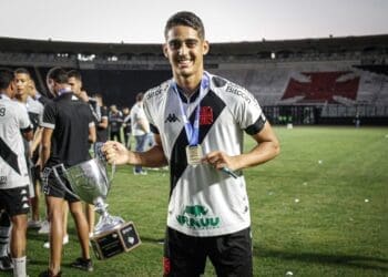 Figueirense fecha acordo para empréstimo do zagueiro Roger, das categorias de base do Vasco.