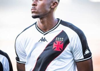 Zagueiro Luiz Gustavo Celebra seu 19º Aniversário com Estilo