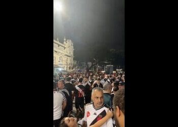 “Imagens Reveladoras: Torcedores Agitam os Arredores de São Januário”