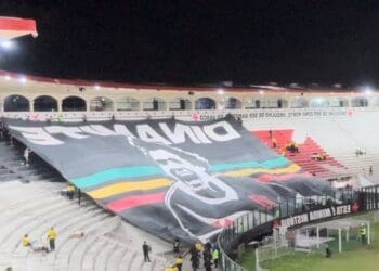 Torcida do Vasco Realiza Ensaio com Bandeirão em Homenagem a Roberto Dinamite; Confira a Imagem!