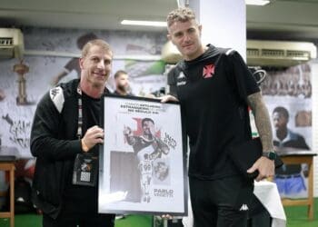 “Vegetti Recebe Homenagem Especial de Pedrinho: Placa e Quadro pelos 44 Gols com a Camisa do Vasco”