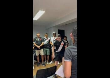 Sócios do Vasco Testam Seus Conhecimentos sobre Roberto Dinamite em Quiz Pré-Jogo; Confira!