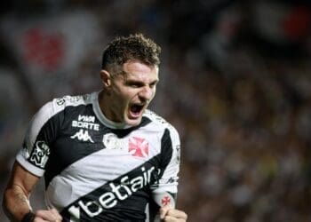 Vasco compartilha imagem da celebração de Vegetti, que alcançou 46 gols defendendo o clube.