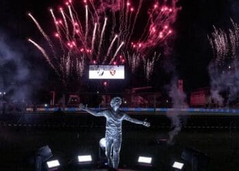 Vasco compartilha imagem da estátua de Roberto Dinamite: ‘Você permanecerá eternamente em nossos corações’
