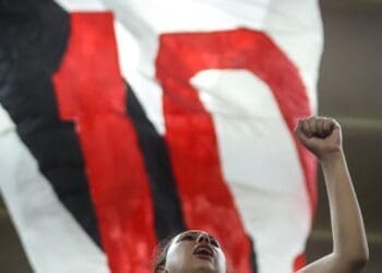 Vasco compartilha imagem de torcedora em frente a bandeirão em tributo a Dinamite; confira