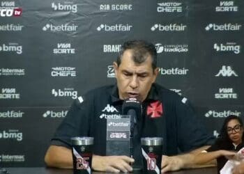 Carille elogia a torcida e agradece aos que compareceram em São Januário na vitória sobre o Sport