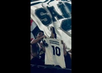 Rodrigo Dinamite e sua mãe comentam sobre a homenagem do Vasco a Roberto Dinamite; assista ao vídeo