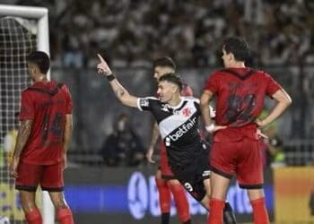 Cinco dos sete atletas da defesa do Vasco na derrota para o Corinthians também estiveram em campo contra o Sport.