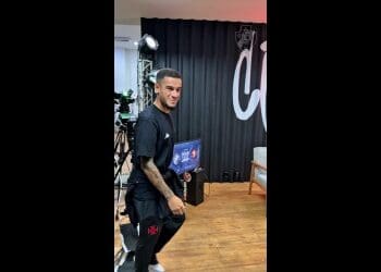 Philippe Coutinho deu de presente a familiares de Dinamite a camisa que vestiu em Vasco x Sport.