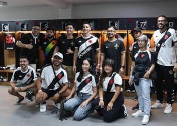 Sócios do Vasco visitam vestiário de São Januário antes de Vasco x Sport.