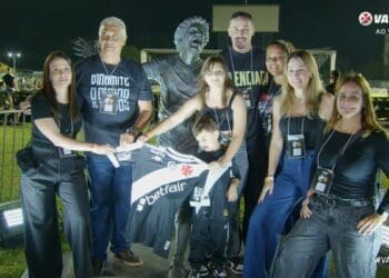 Confira a imagem da família de Roberto Dinamite em frente à estátua do ídolo do Vasco.