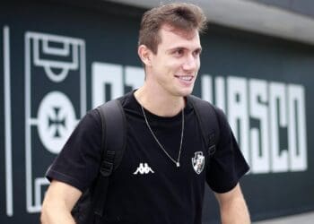 Vasco compartilha imagens do time saindo do CT Moacyr Barbosa a caminho do aeroporto