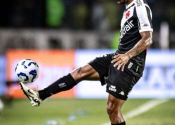 Paulo Henrique lidera o Campeonato Brasileiro em dribles precisos, confrontos vencidos e desarmes realizados.
