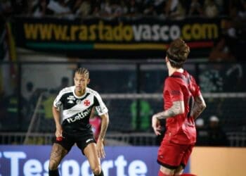 Zagueiro do Vasco atinge 1/3 da temporada sem expulsões após período negativo.