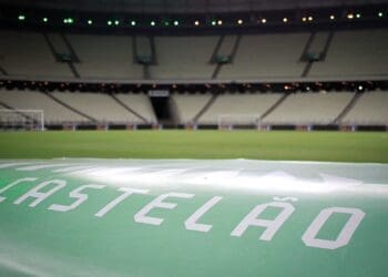 Vasco compartilha imagens do Castelão, cenário do confronto contra o Ceará.