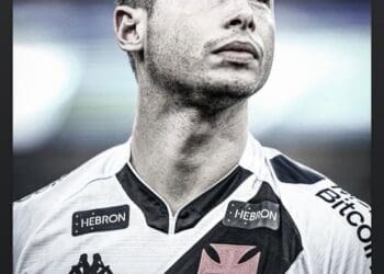 Capasso compartilha imagem com a camisa do Vasco após a derrota para o Ceará; zagueiro ficou fora da lista de convocados por Carille.