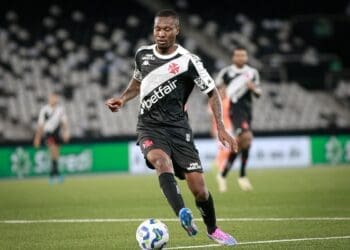 Loide Augusto ganha R$ 500 mil por mês no Vasco, afirma jornalista.