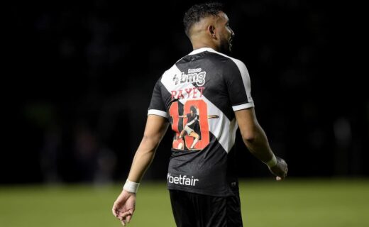 Payet com camisa em homenagem a Roberto Dinamite - Maricá x Vasco — Foto: Alexandre Loureiro/AGIF