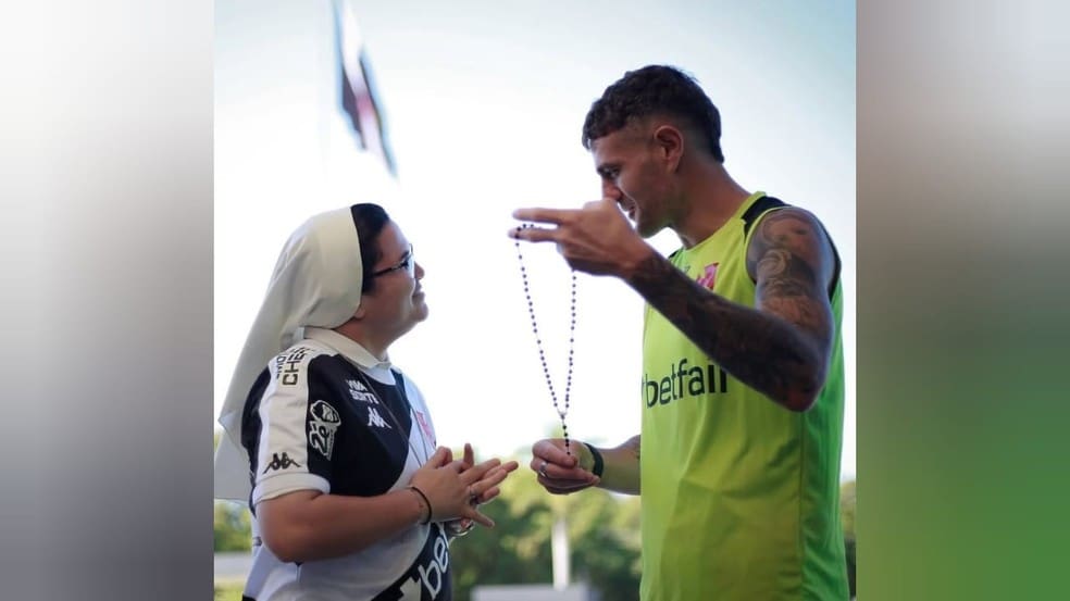 20250417-155231-1-3-irma-elaine-presenteou-vegetti-com-um-terco-foto-vasco-comunicacao-1 Irmã Elaine presenteou Vegetti com um terço — Foto: Vasco Comunicação