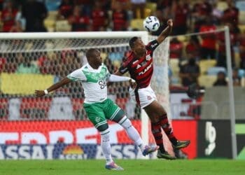 Flamengo não contará com Alex Sandro na partida contra o Vasco.