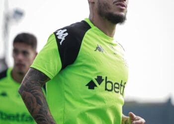 Vasco pode contar com um trio de volantes no meio-campo contra o Flamengo: Hugo Moura, Jair e Tchê Tchê.