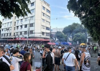 Confira imagens de torcedores do Vasco nas proximidades do Maracanã.