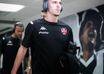 Vasco compartilha imagens da chegada do time ao Maracanã; confira