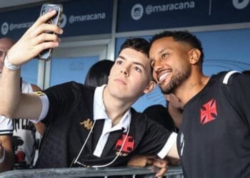 Sócios do Vasco marcaram presença no match day durante a chegada do time ao Maracanã; confira as imagens.