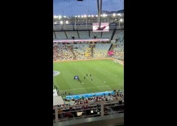 Goleiros do Vasco realizam aquecimento no gramado; confira o vídeo