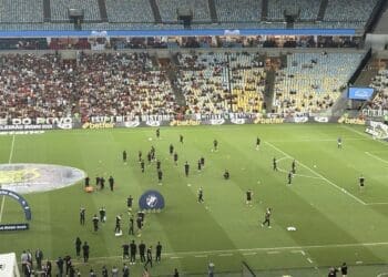 Confira imagens das torcidas de Vasco e Flamengo no Maracanã antes do clássico.