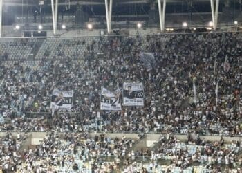 Torcedores do Vasco exibem bandeiras em homenagem às goleadas contra o Flamengo; confira