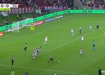 Paulo Henrique acertou a trave enquanto o goleiro rubro-negro Rossi realizou uma bela defesa no chute de Nuno Moreira; confira.