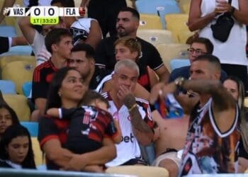 Garoto visita o Maracanã vestindo camisa metade vascaína e metade rubro-negra; confira