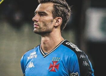 Léo Jardim se destaca como o goleiro com mais defesas no Campeonato Brasileiro desde seu início pelo Vasco na competição.