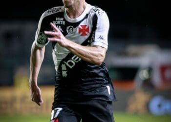 Carille afirma que Nuno Moreira foi trocado por fadiga e não por contusão.