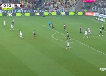 Galvão Bueno comentou durante a transmissão que a camisa preta é a número 2 do Vasco.