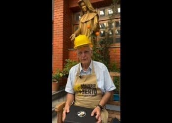 Vasco presenteia o padre Júlio Lancellotti com uma camiseta; assista ao vídeo